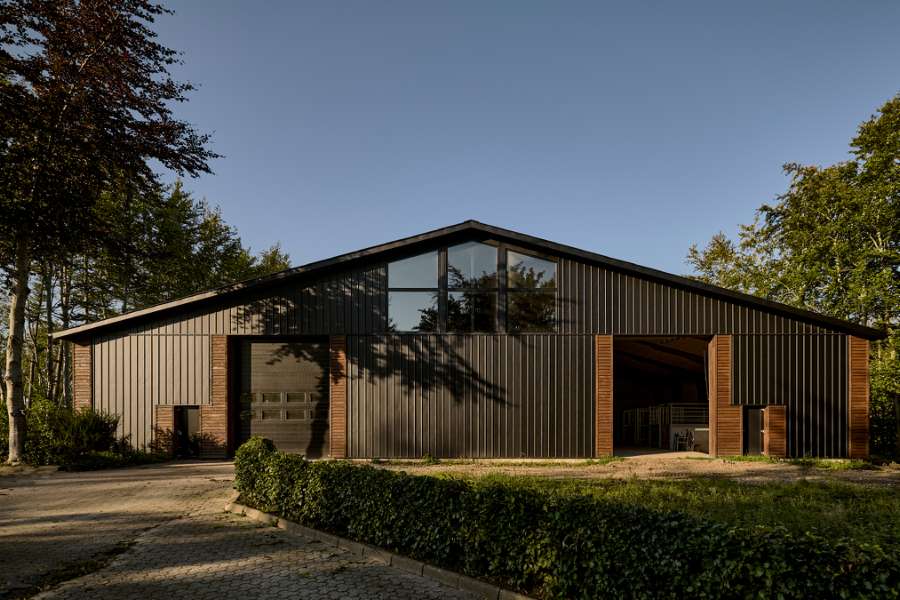 Farmhouse with DS Nordic Click Seam 475 in the evening sun